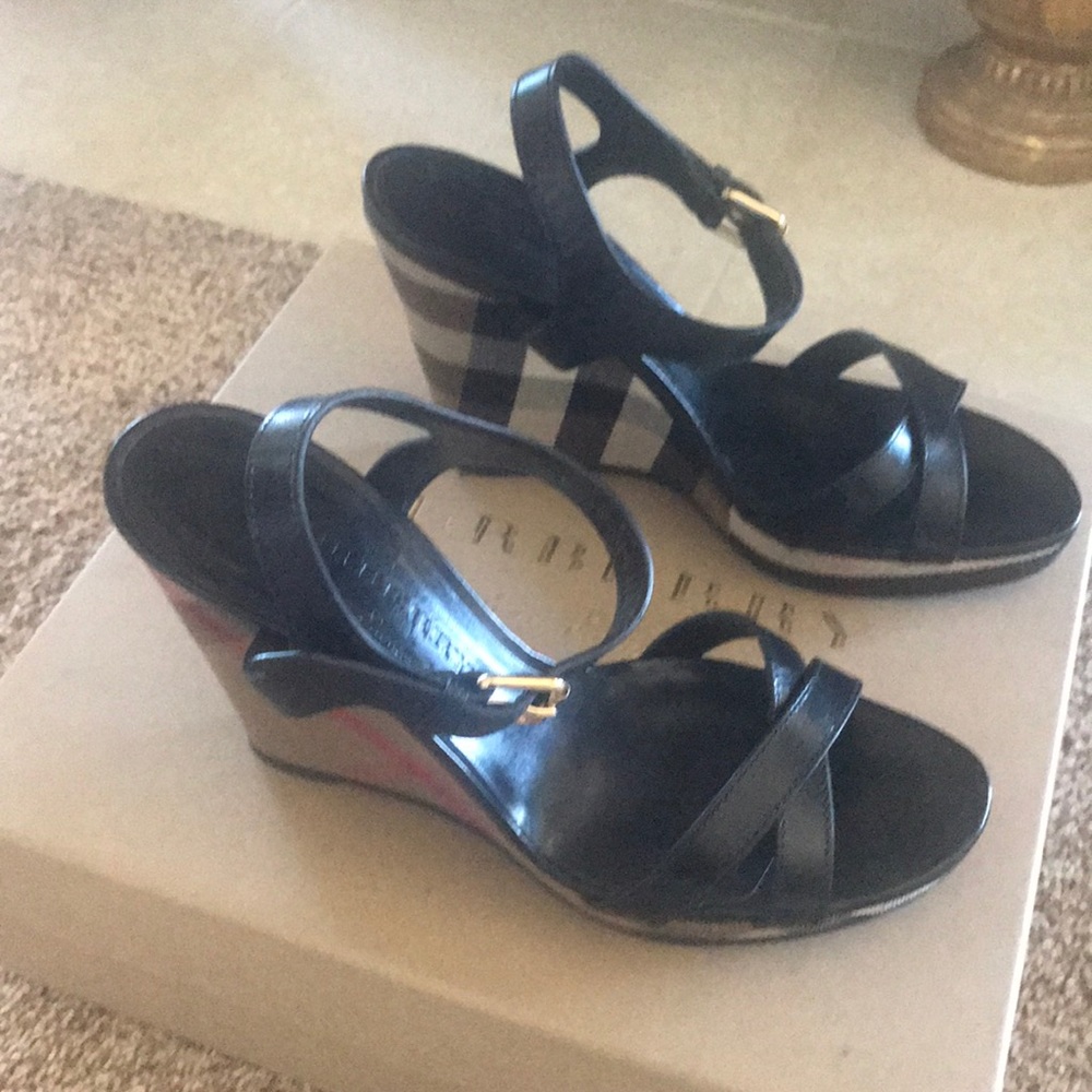Burberry Rastriction size 39 (US Women’s 9)
